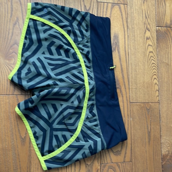 Lululemon short - Picture 2 of 6